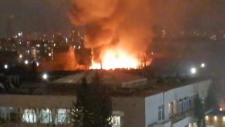Огромен пожар посред нощ в София ВИДЕО 