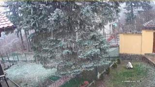 Зимата дойде и у нас, ето къде вали сняг ВИДЕО