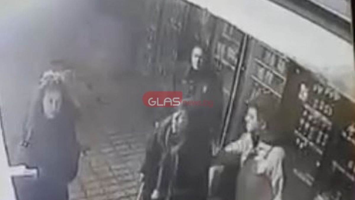 Подивели мъж и жена налагат с тояга малки деца на катерушка в София ВИДЕО 
