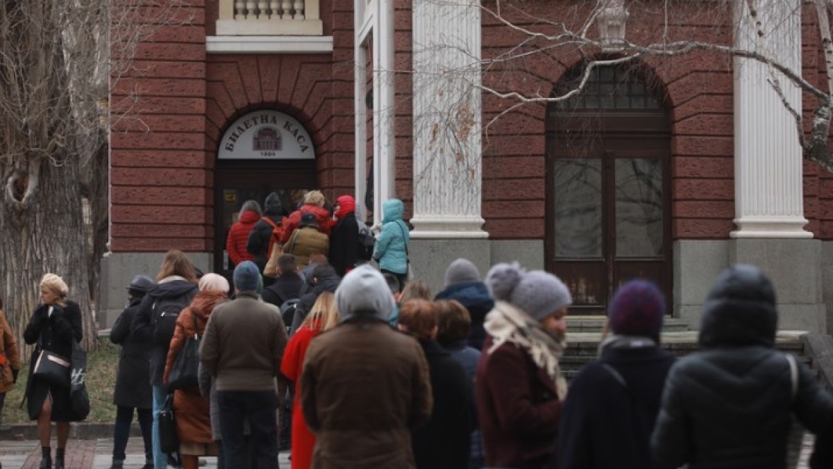 Такова стълпотворение пред Народния театър в София скоро не е имало, причината е ... ВИДЕО