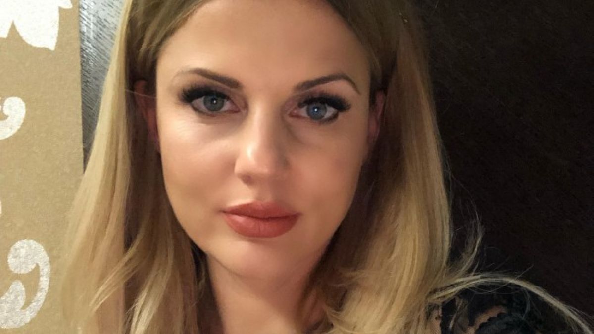 Вдовицата на Шарлопов се разголи безсрамно и показа пищна гръд СНИМКИ 18+