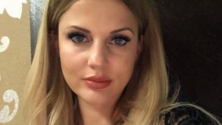 Вдовицата на Шарлопов се разголи безсрамно и показа пищна гръд СНИМКИ 18+