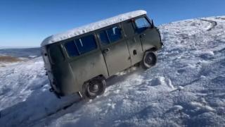 Кой кого ще победи: Лада Нива срещу УАЗ "Буханка" в офроуд битка ВИДЕО