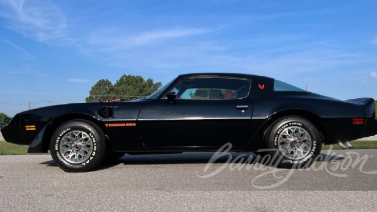 Продава се култов Pontiac Firebird от 1979 г. в перфектно състояние СНИМКИ