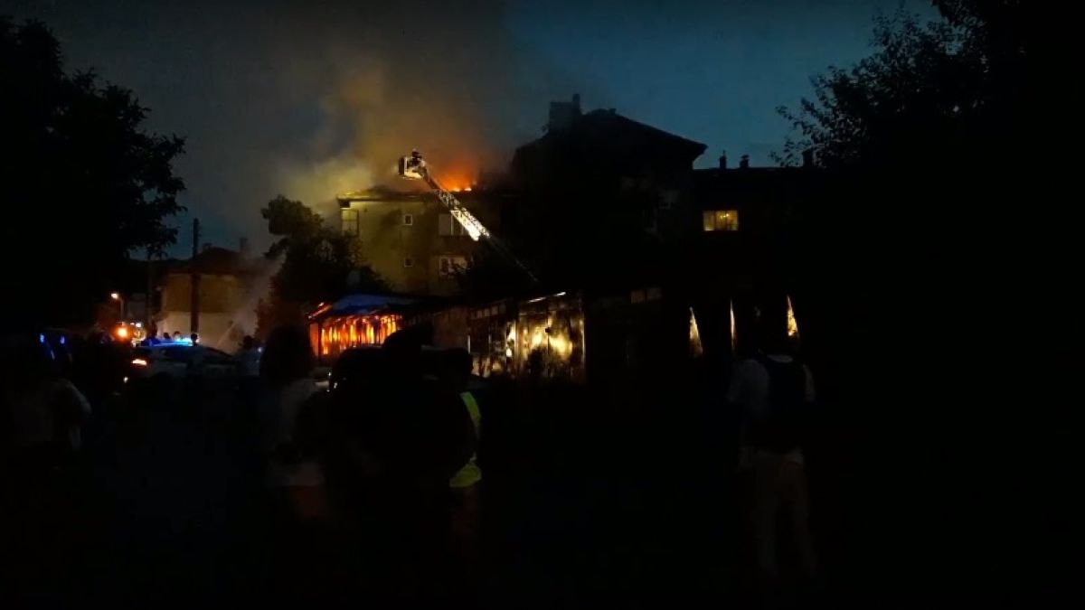 Бивша емблематична дискотека в Бургас изгоря, има пострадал ВИДЕО