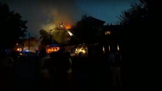 Бивша емблематична дискотека в Бургас изгоря, има пострадал ВИДЕО