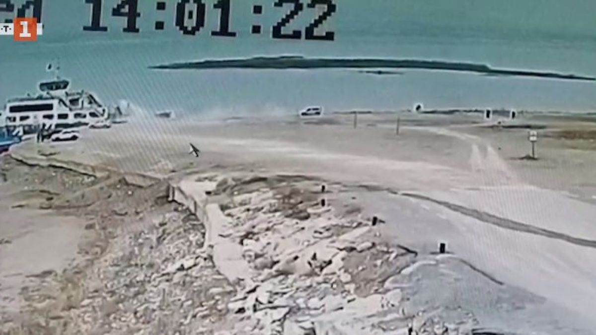 Автобус падна в езеро, зрелищно ВИДЕО