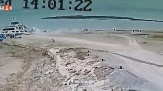 Автобус падна в езеро, зрелищно ВИДЕО
