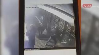 Проговориха момичетата, бити пред заведение в София, лъсна версията и на жената с пръчката