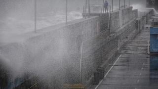 Вълни по 3-4 метра заливат нашето Черноморие, ще има разрушения