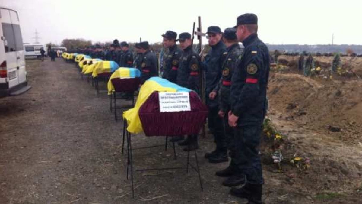 ВИДЕО от войната: Камиони извозват трупове на бойци от ВСУ и наемници от Соледар