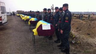 ВИДЕО от войната: Камиони извозват трупове на бойци от ВСУ и наемници от Соледар
