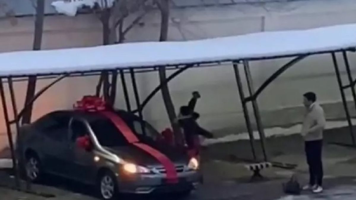 Жена получи кола като подарък от мъжа си, но я почупи с тухла, понеже... ВИДЕО 