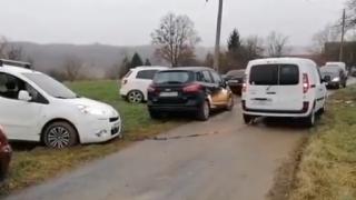 Мъж се опита да помогне и да изтегли друга кола, не е истина какво се случи ВИДЕО
