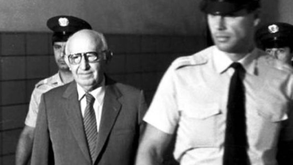 Арестът на Тато: Легендата на червената папка и истината за...