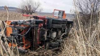 Пиян направи голяма беля с камион за снегопочистване в Шуменско СНИМКИ
