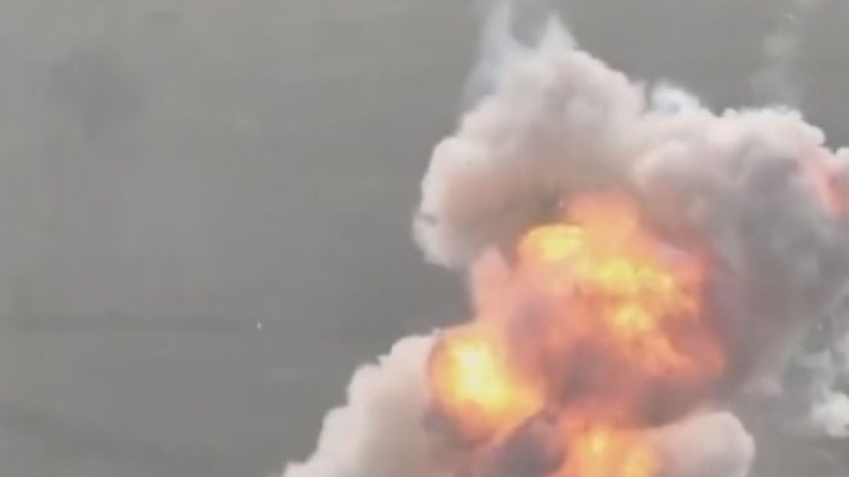 ВИДЕО от войната: Украински войници се издигнаха на височина 20-25 м. след мощна експлозия на БМП-2