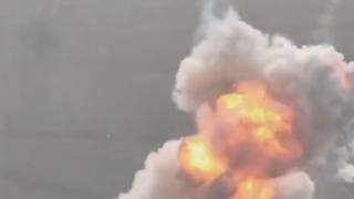 ВИДЕО от войната: Украински войници се издигнаха на височина 20-25 м. след мощна експлозия на БМП-2