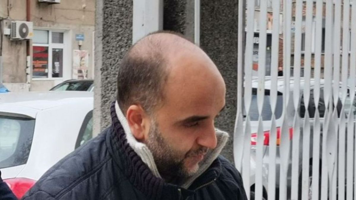 Похотливият даскал по математика, въртял секс афера с 14-г. ученичка, си го получи 