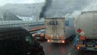 Извънредно опасна ситуация в тунел "Витиня", спряха движението по АМ "Хемус" ВИДЕО