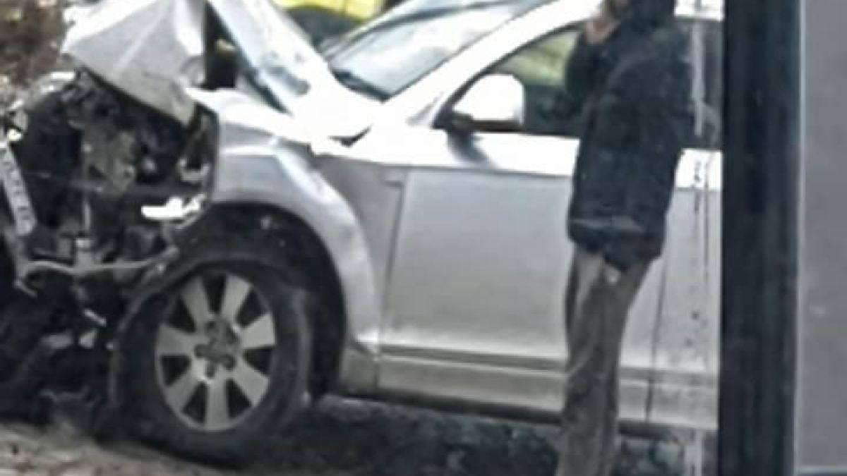 Първо в БЛИЦ! Адско меле с кола и трамвай в София, автомобилът не прилича на нищо СНИМКИ