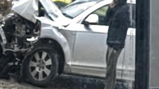 Първо в БЛИЦ! Адско меле с кола и трамвай в София, автомобилът не прилича на нищо СНИМКИ