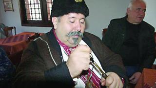 На пловдивската улица на занаятите чужденци плащат скъпо за старинните оръжия на Димитър Мирчев