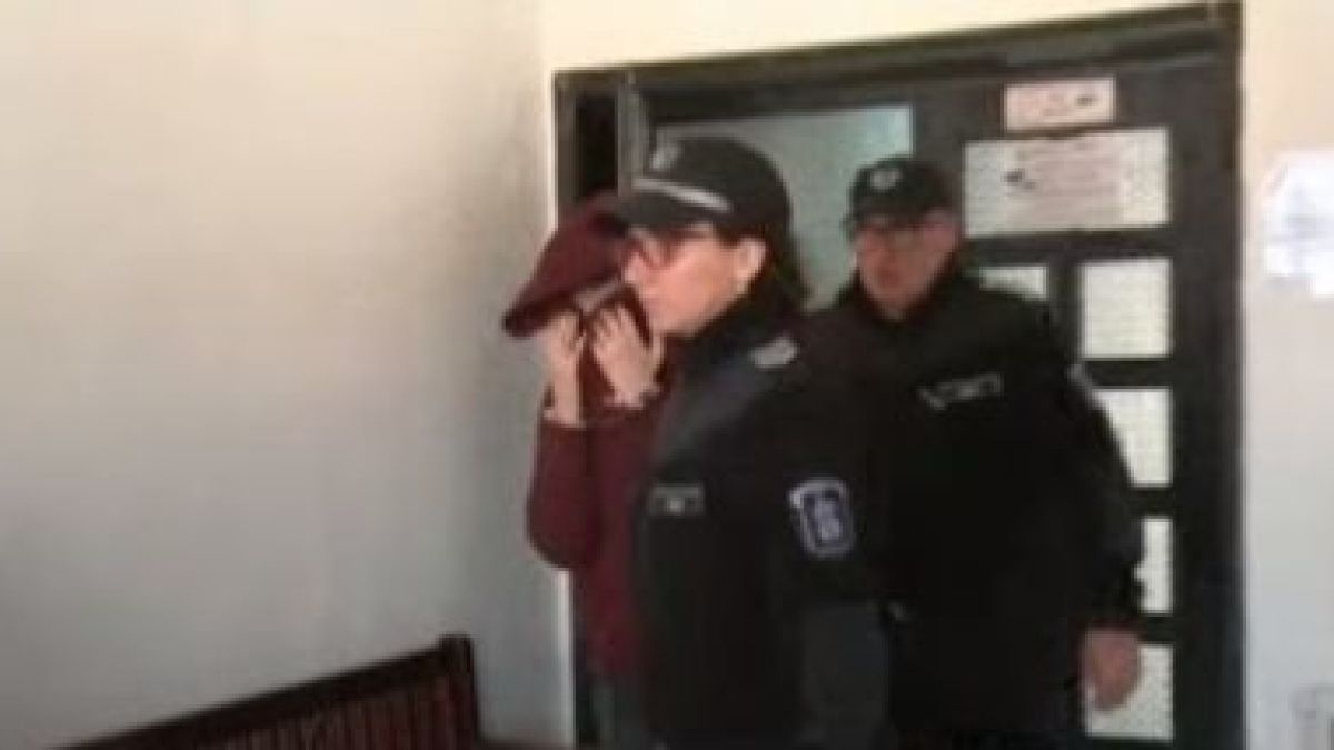 Хванатата с дрога полицайка Симона искa на свобода, за да се грижи за детето си, съдът реши да...
