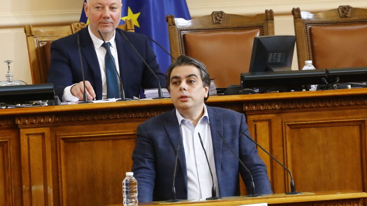 Коалицията на войната: Асен Василев с брутална закана към Радев, призна за таен износ на оръжия за Украйна