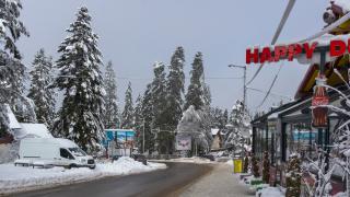 Снежна драма по пътя към наш топ курорт СНИМКА