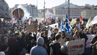 Над милион французи протестираха в Париж, пратиха им 11 000 полицаи