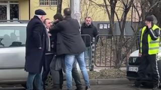 Грозно зрелище в София! Бият служител на ЦГМ заради скоба ВИДЕО 