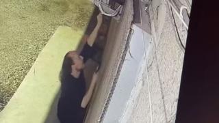 Цяла София говори за този обезумял мъж, който излезе с нож по тъмно в студа и го тресна токът ВИДЕО 