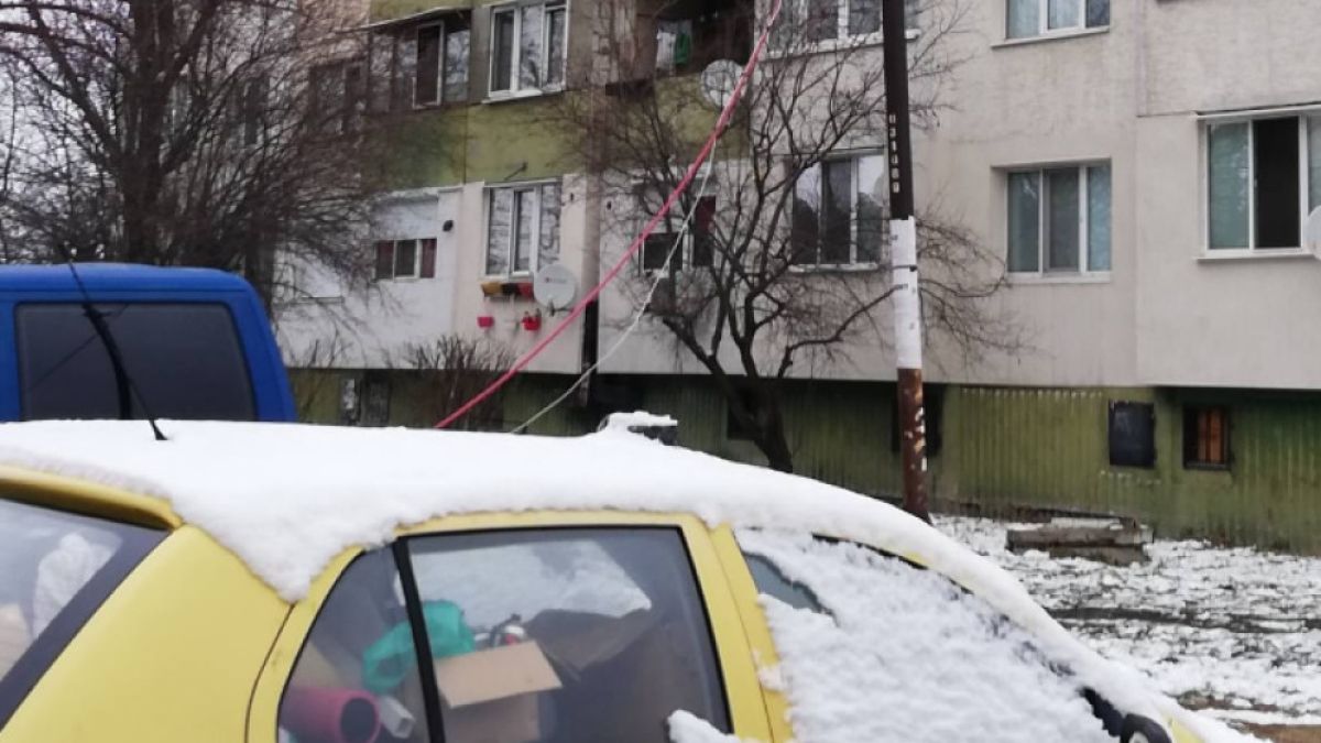 Такъв абсурд другаде няма: БГ инженерна мисъл от панелка в столичния "Обеля" взриви мрежата СНИМКИ