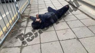 Грозна сцена: Пиян и дрогиран се въргаля пред гара в София, събува си гащите и... СНИМКИ