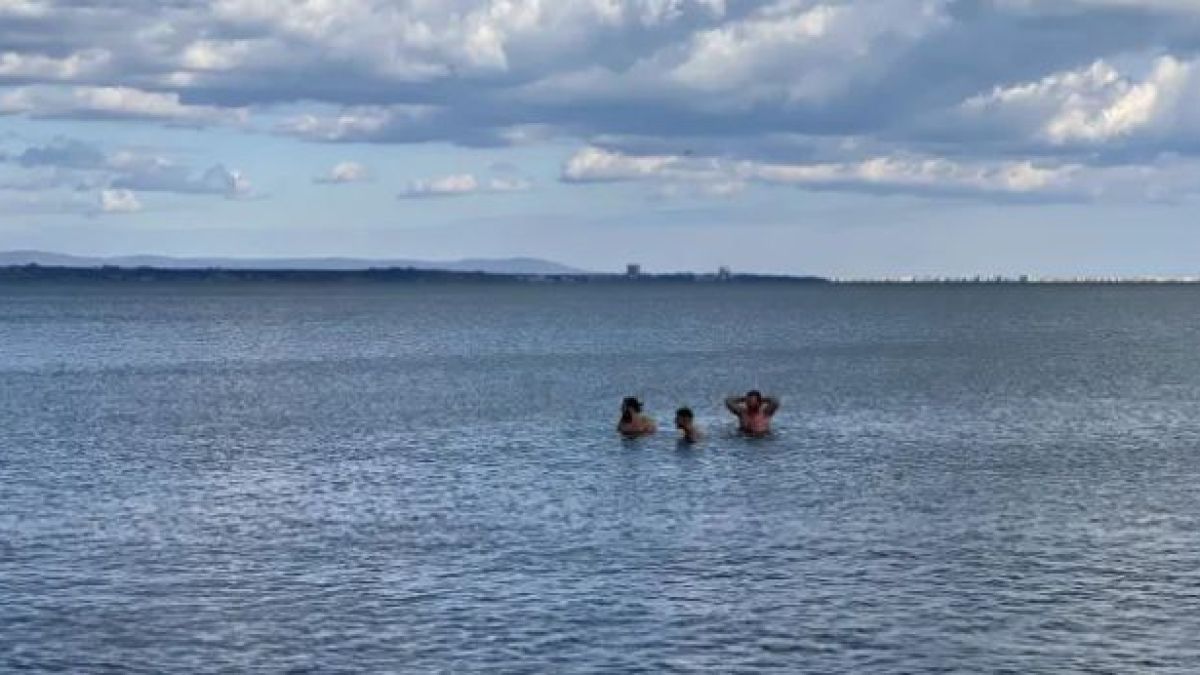 Смели бургазлии захвърлиха дрехи край морския бряг и...