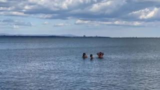 Смели бургазлии захвърлиха дрехи край морския бряг и...