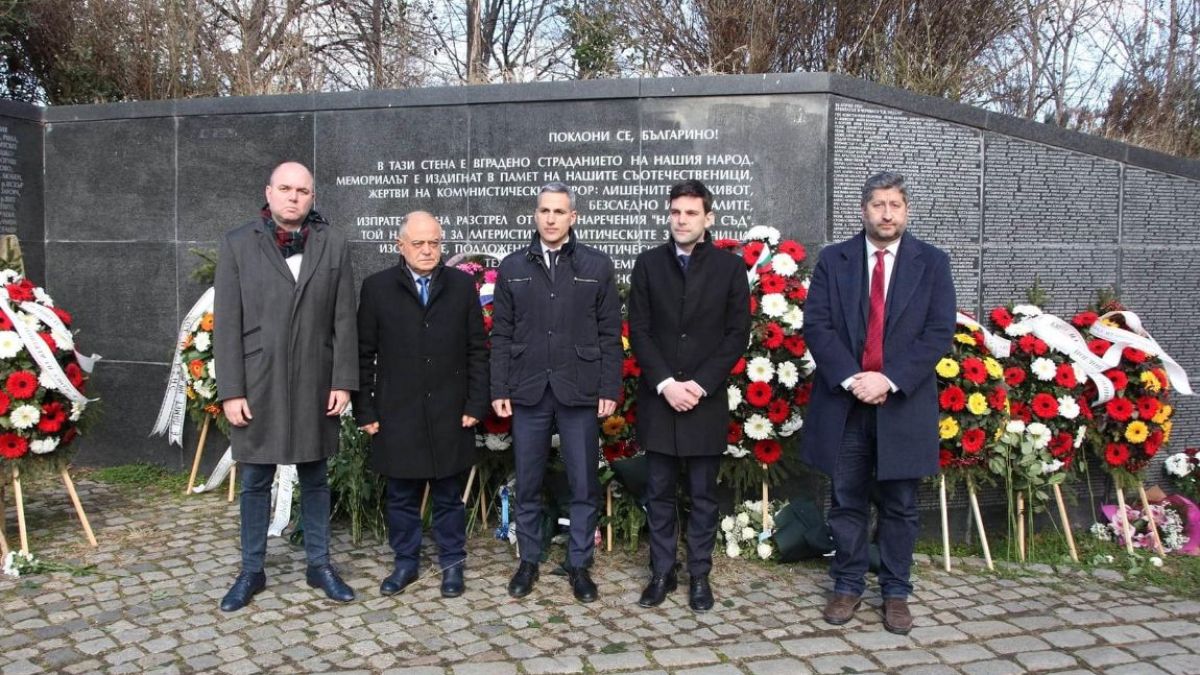  (Раз)градската десница се появи на помена за репресираните с червени вратовръзки