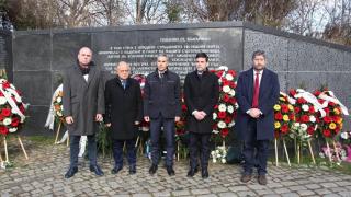  (Раз)градската десница се появи на помена за репресираните с червени вратовръзки