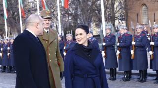 Радев посрещна с почести унгарската си колежка СНИМКИ