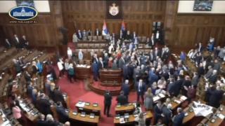 Сръбски депутати се сбиха яко, за малко да го отнесе и президентът, причината е... ВИДЕО