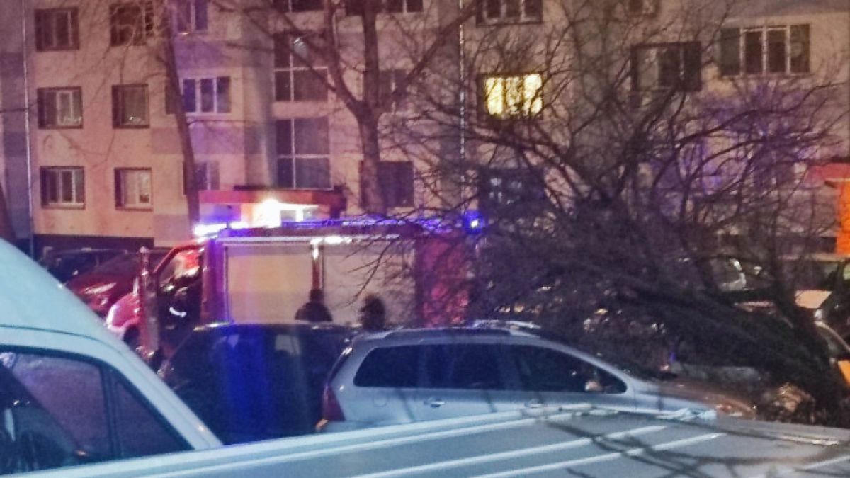 Силният вятър направи голяма поразия в Бургас СНИМКИ 