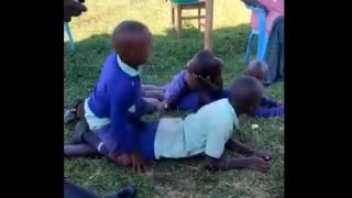 Потресаващо ВИДЕО: Учители принуждават ученици да симулират секс 