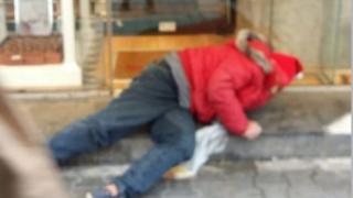 Жена лежи неадекватна на столична улица, медиците я подбутнали и оставили СНИМКА