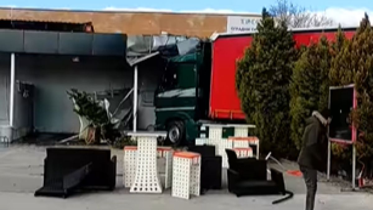 Екшън: Пиян тираджия се вряза се в автомивка в Пазарджик и... ВИДЕО