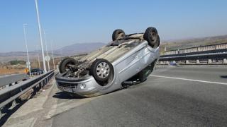 Сигнал до БЛИЦ: Двама не мърдат в кола по таван на Околовръстното