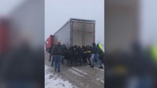 Български тираджия закъса в Сърбия и минути по-късно последва тази СНИМКА