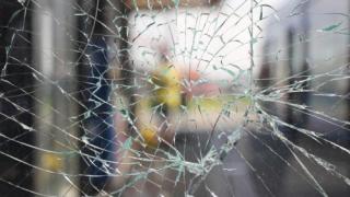 Счупиха стъклото нa Македонския клуб в Благоевград