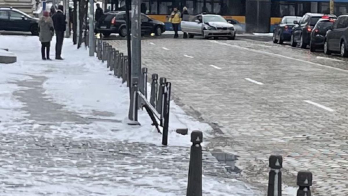 Голямо меле на хлъзгавите жълти павета СНИМКА