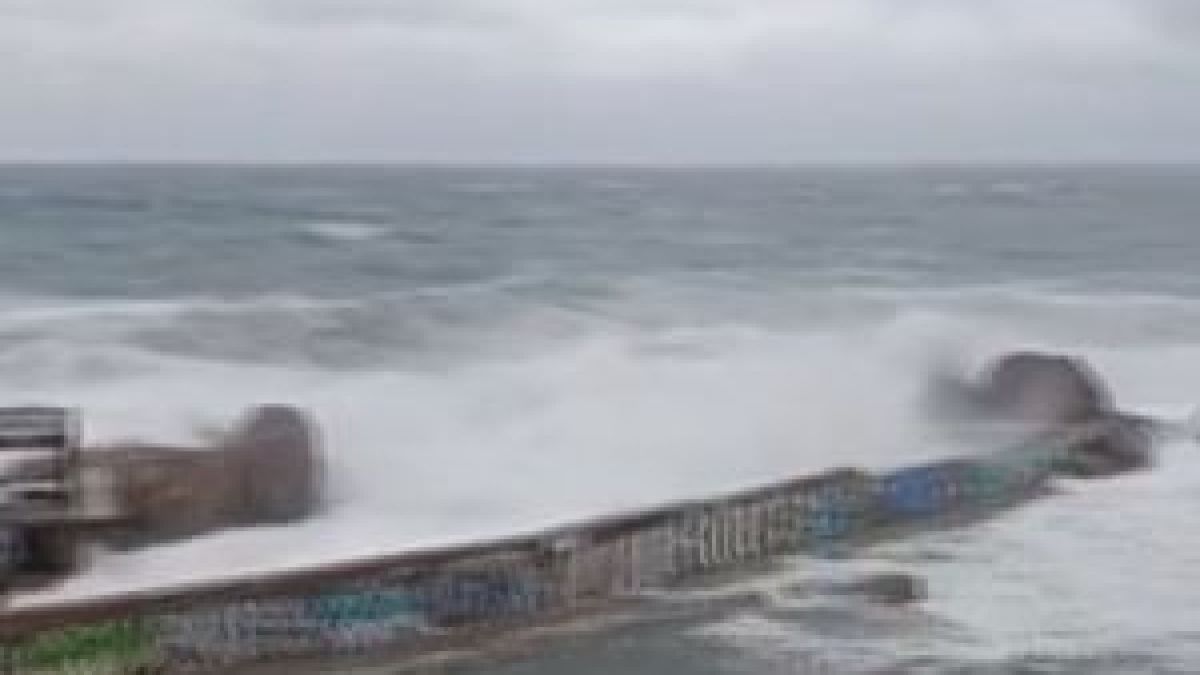 Морето край Ахтопол полудя, вълни като цунами заляха брега ВИДЕО